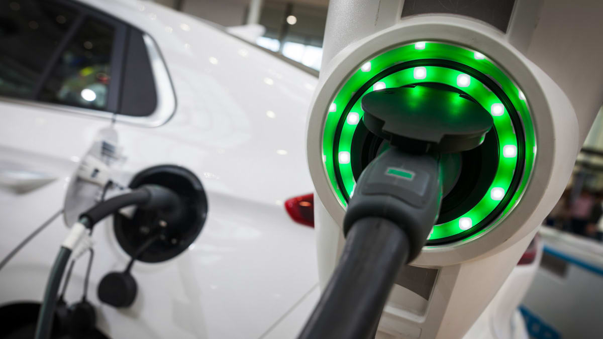 What the 2 Biggest EV Purchase Changes in 2022 Mean for Consumers thumbnail