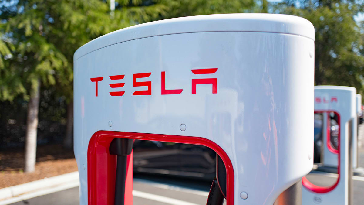 Elon Musk Tesla Delays Release of Latest Full Self-Driving Beta Software thumbnail
