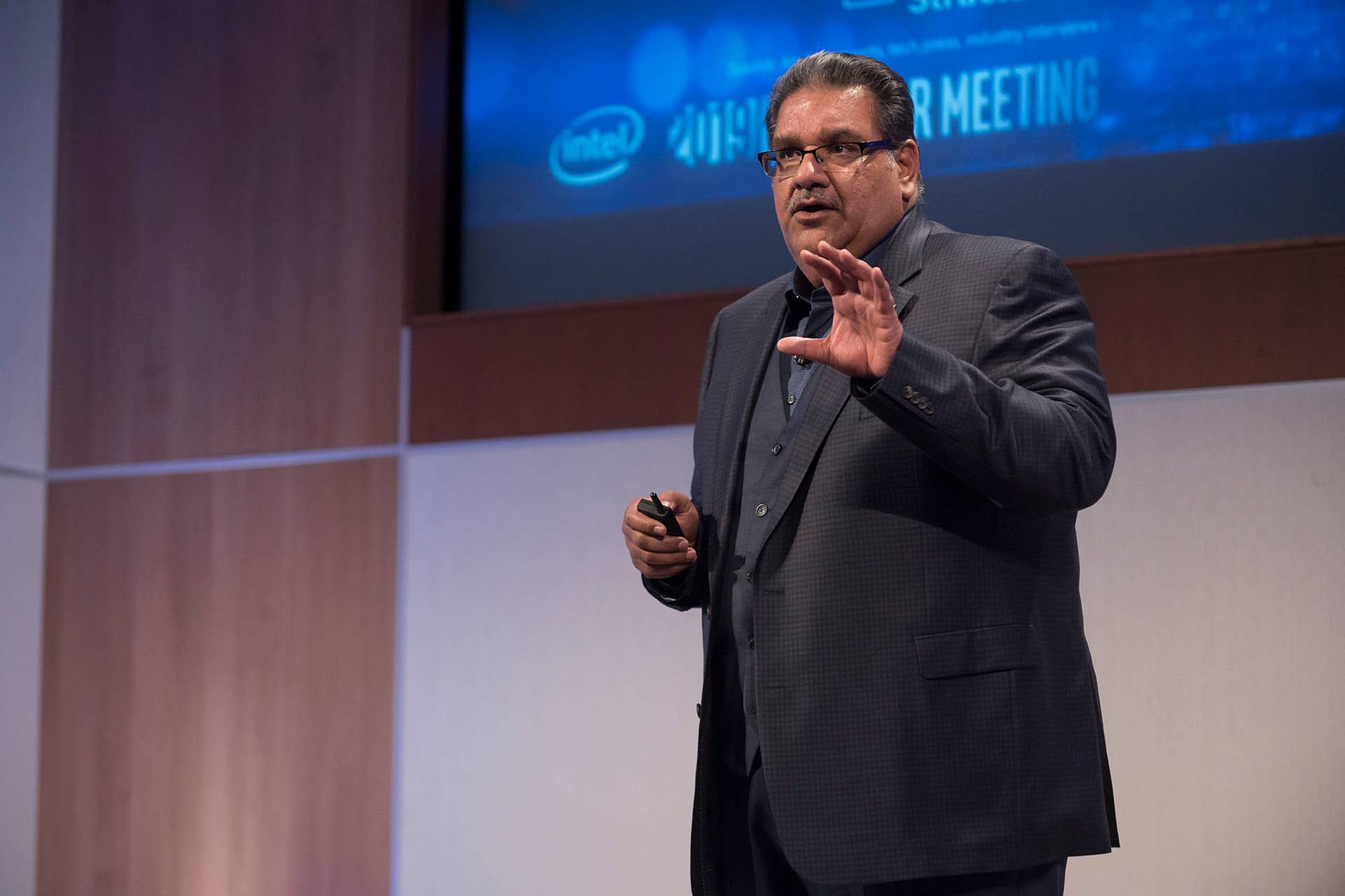 Effective Manager Intel Exclusive: Intel Engineering Chief Discusses Plans to Speed Chip Making ...