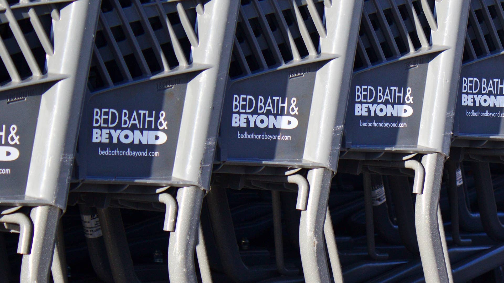 Warning Flags Rope Bed Bath & Beyond CEO sends stark AI warning to workers - TheStreet