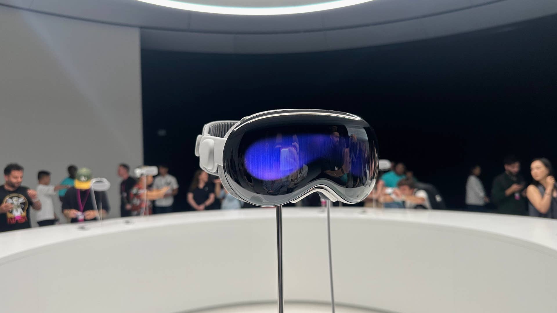 Apple Vision Pro: When it arrives and what comes in the box