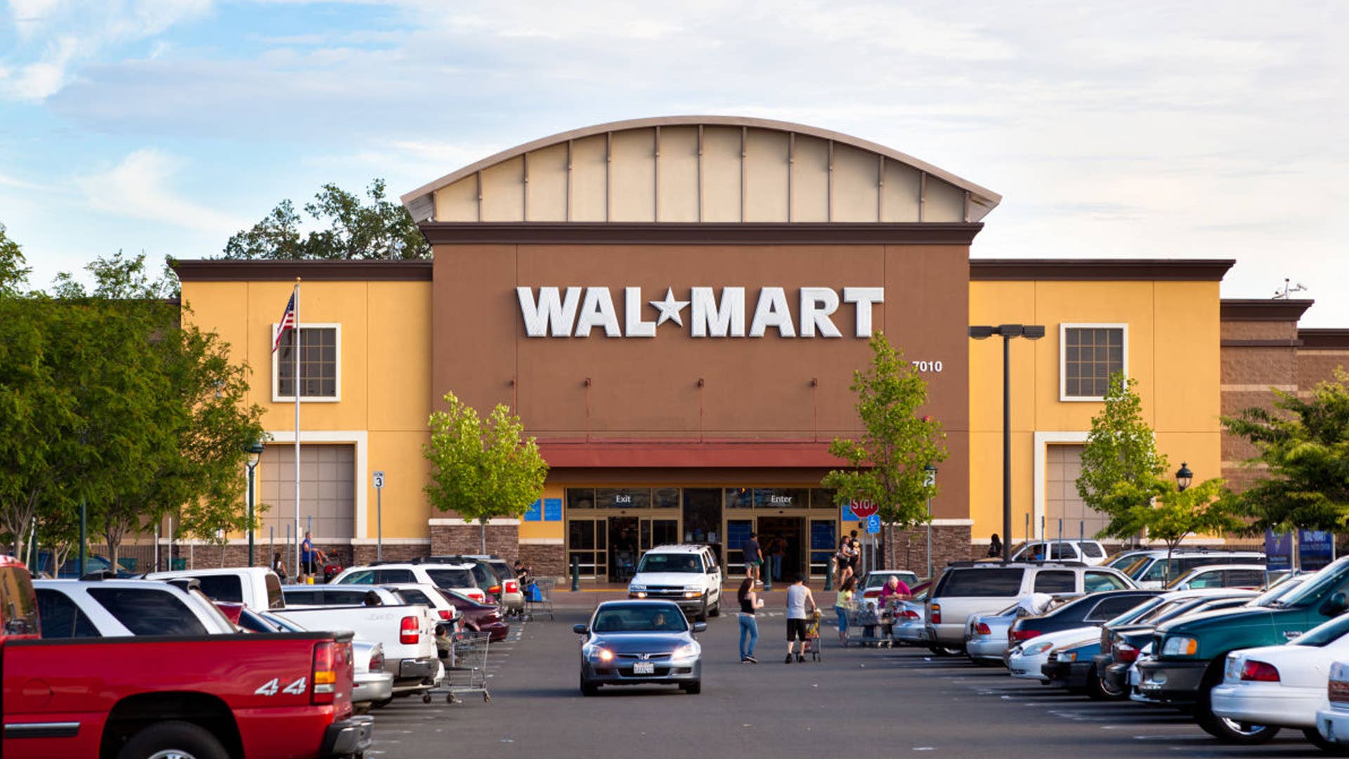 Walmart’s bestselling crewneck sweatshirt that comes in 17 colors is now only $17