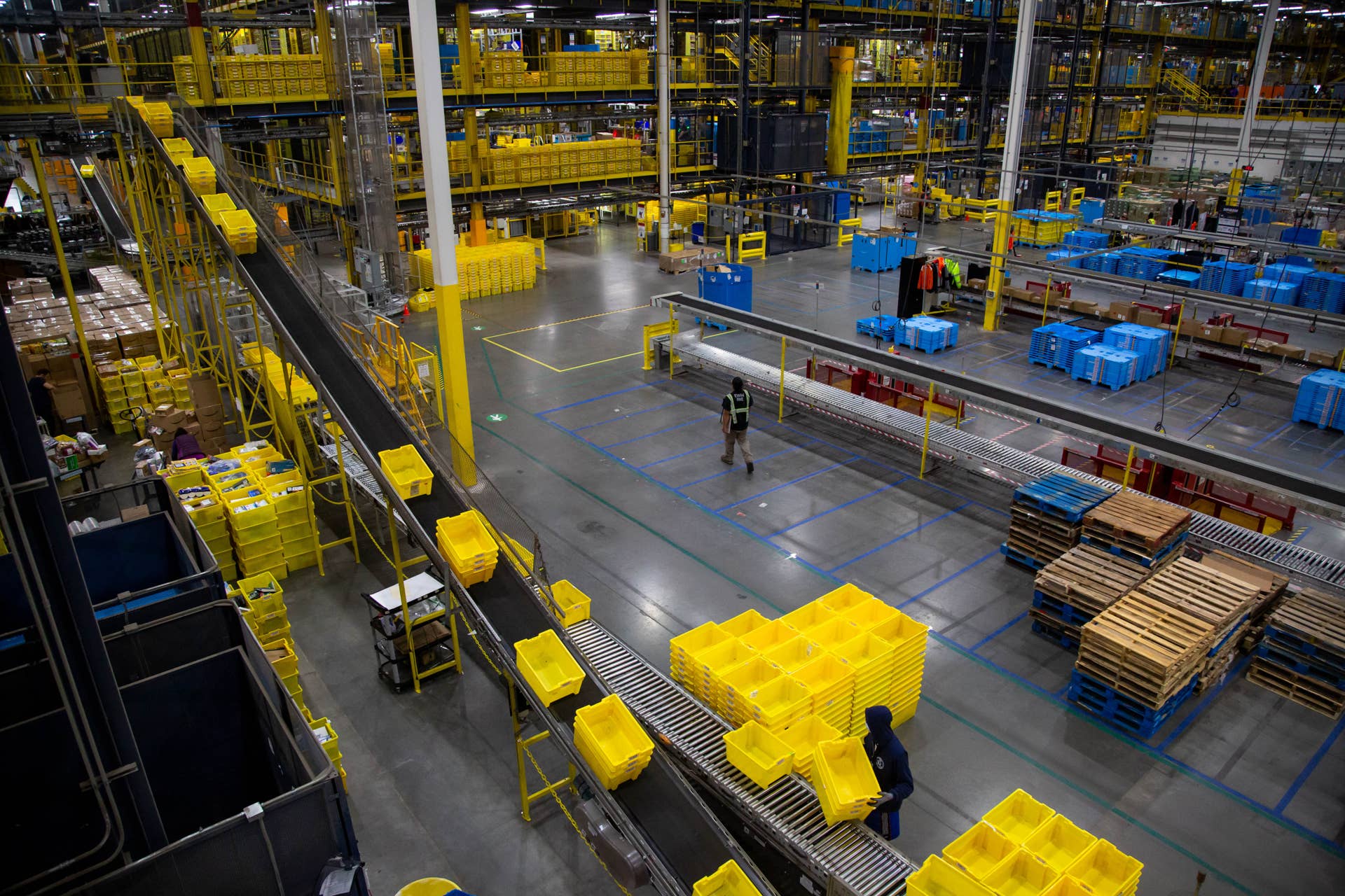 Amazon area manager salary: What you can make running a fulfillment ...