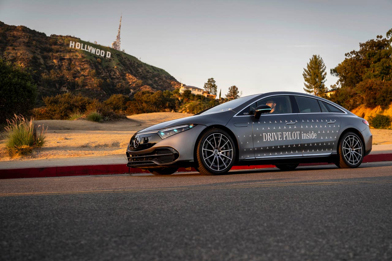 Mercedes-Benz has a clever safety solution for autonomous driving ...