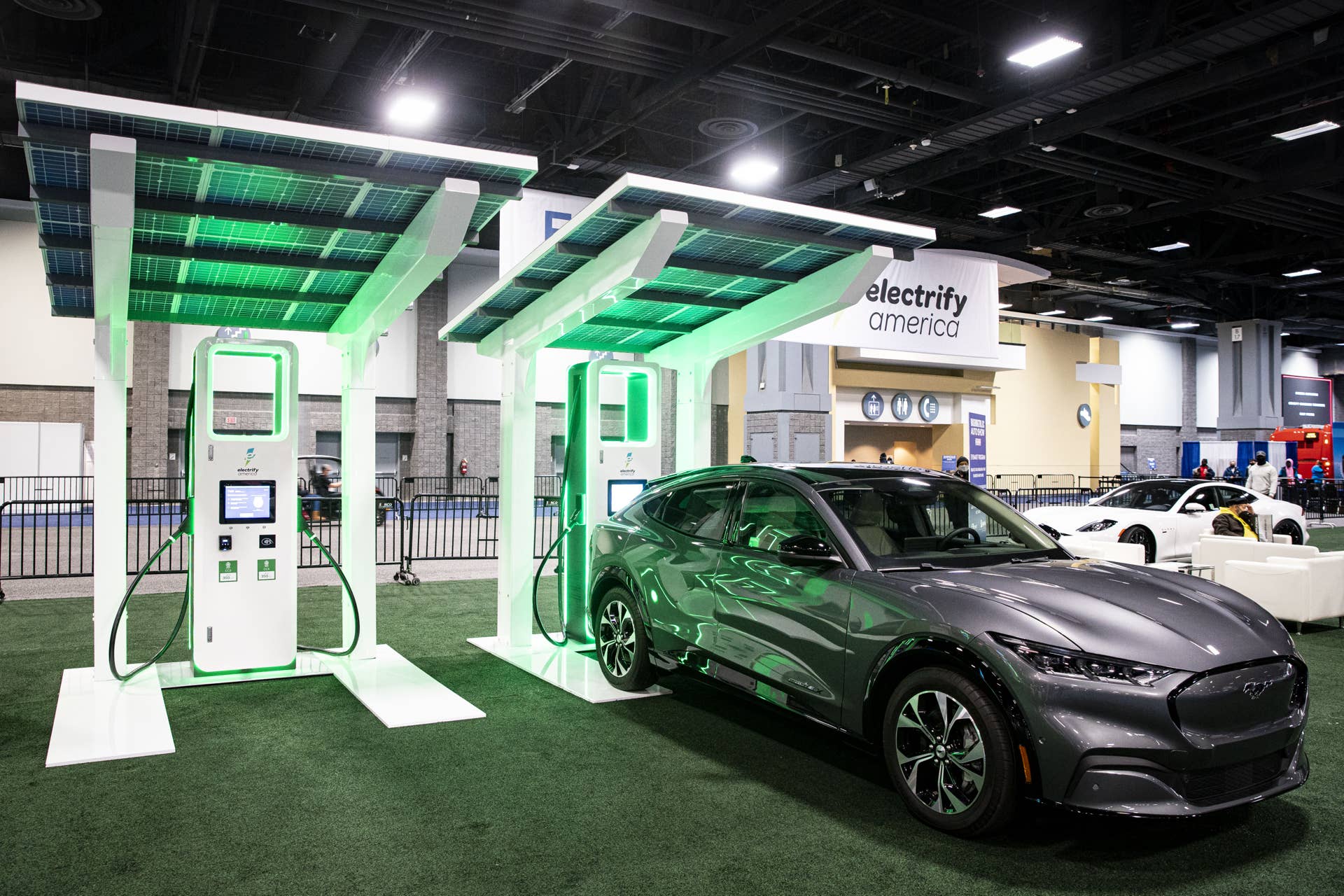 The largest automakers urge Feds to cut some slack on a controversial ...