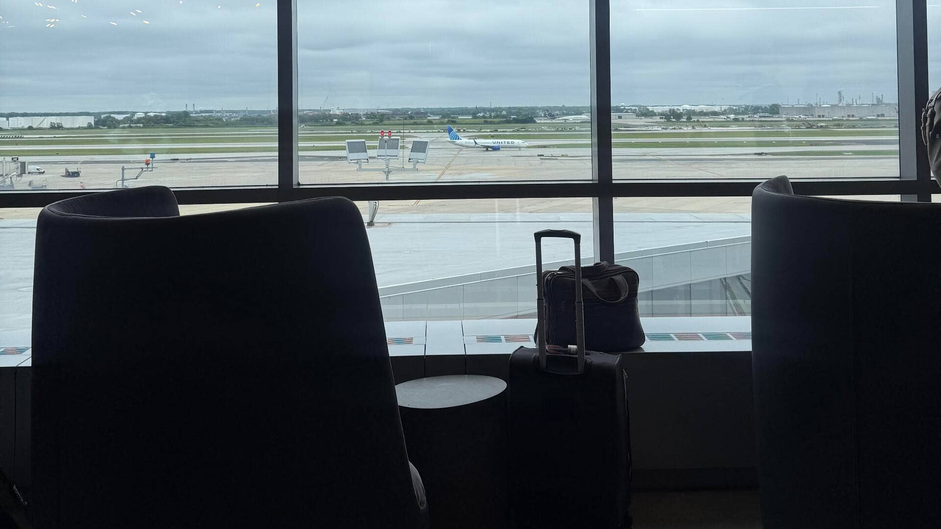 I was in the swanky new American Airlines Flagship lounge — here's what ...