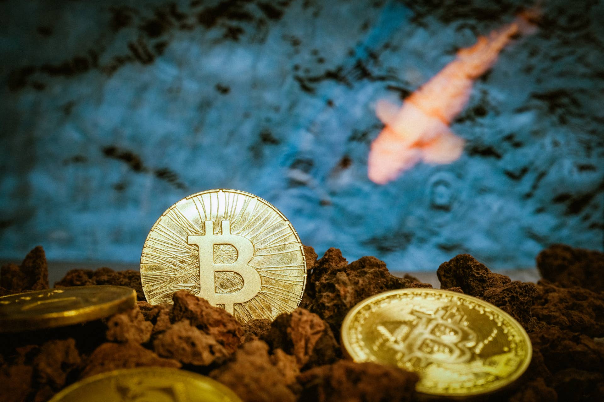 Grayscale Note Flags BTC-Gold Correlation Above 50% as Debt Tops $40T