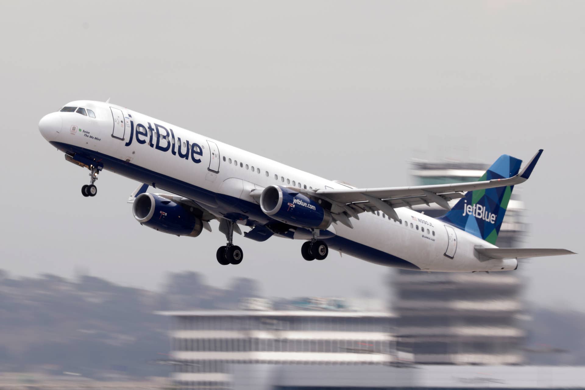 JetBlue's CEO flags a big problem that's hurting its pockets - TheStreet
