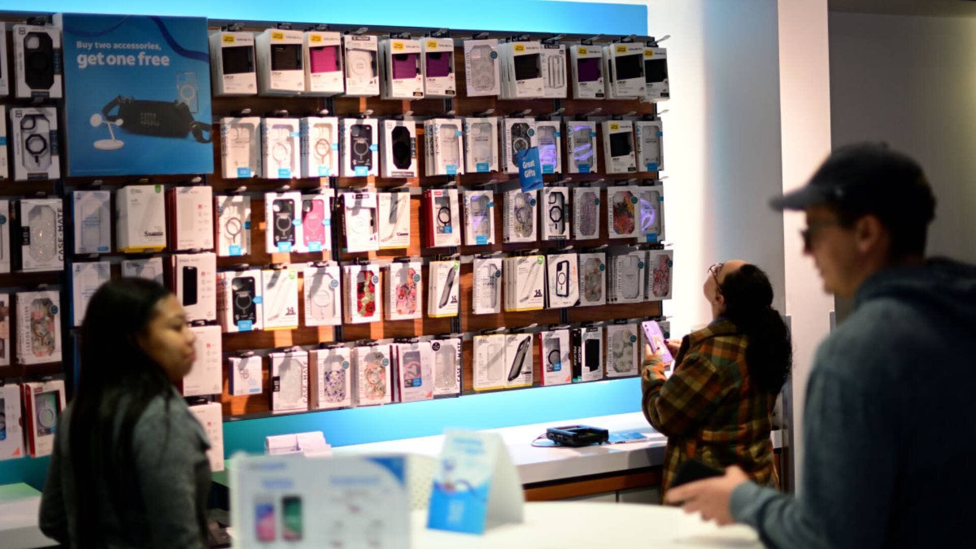 AT&T sounds the alarm on falling customer numbers - TheStreet