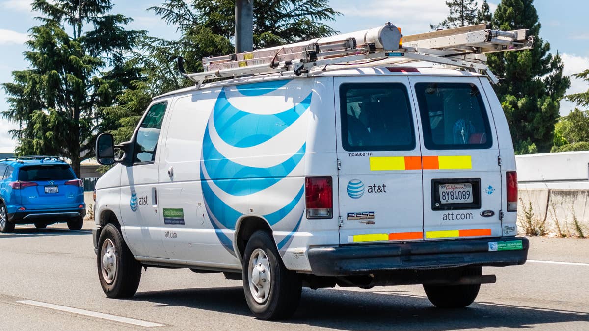 AT&T expands promises to customers as it trails rivals
