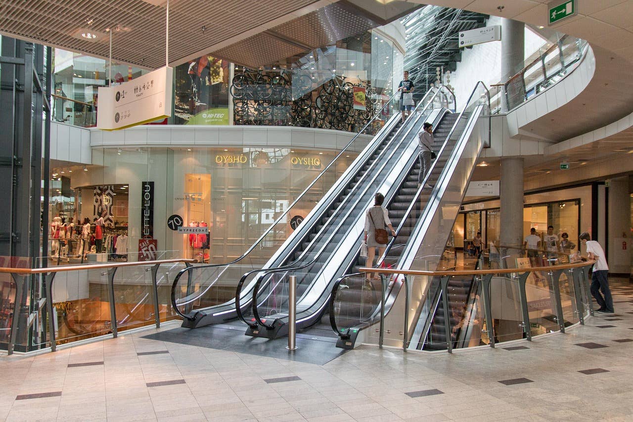 2 retail giants close 100s of stores and 1 faces bankruptcy risk