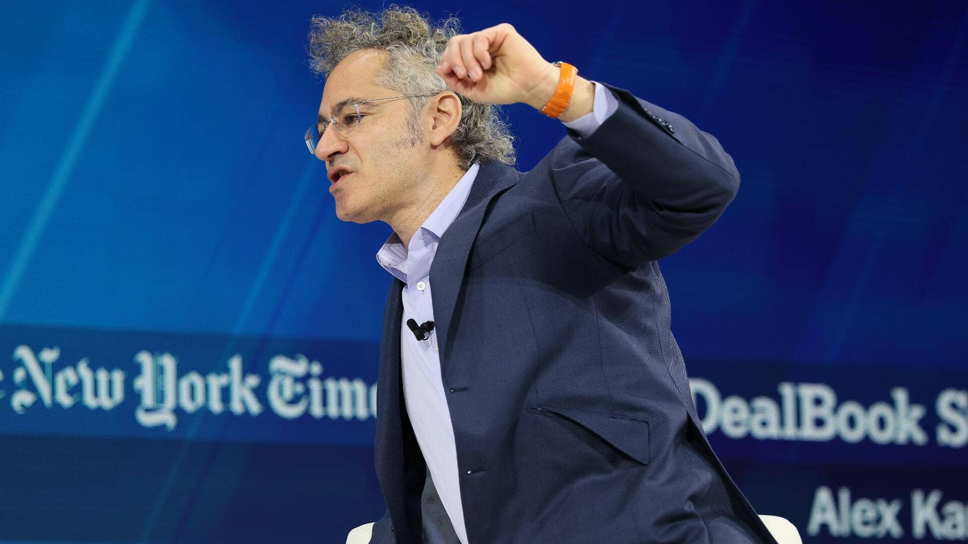 Apple analyst sets bold stock target for 2026 - TheStreet