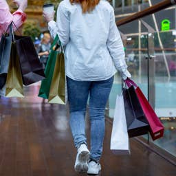 Mall fashion retailer closes 150 stores in turnaround push