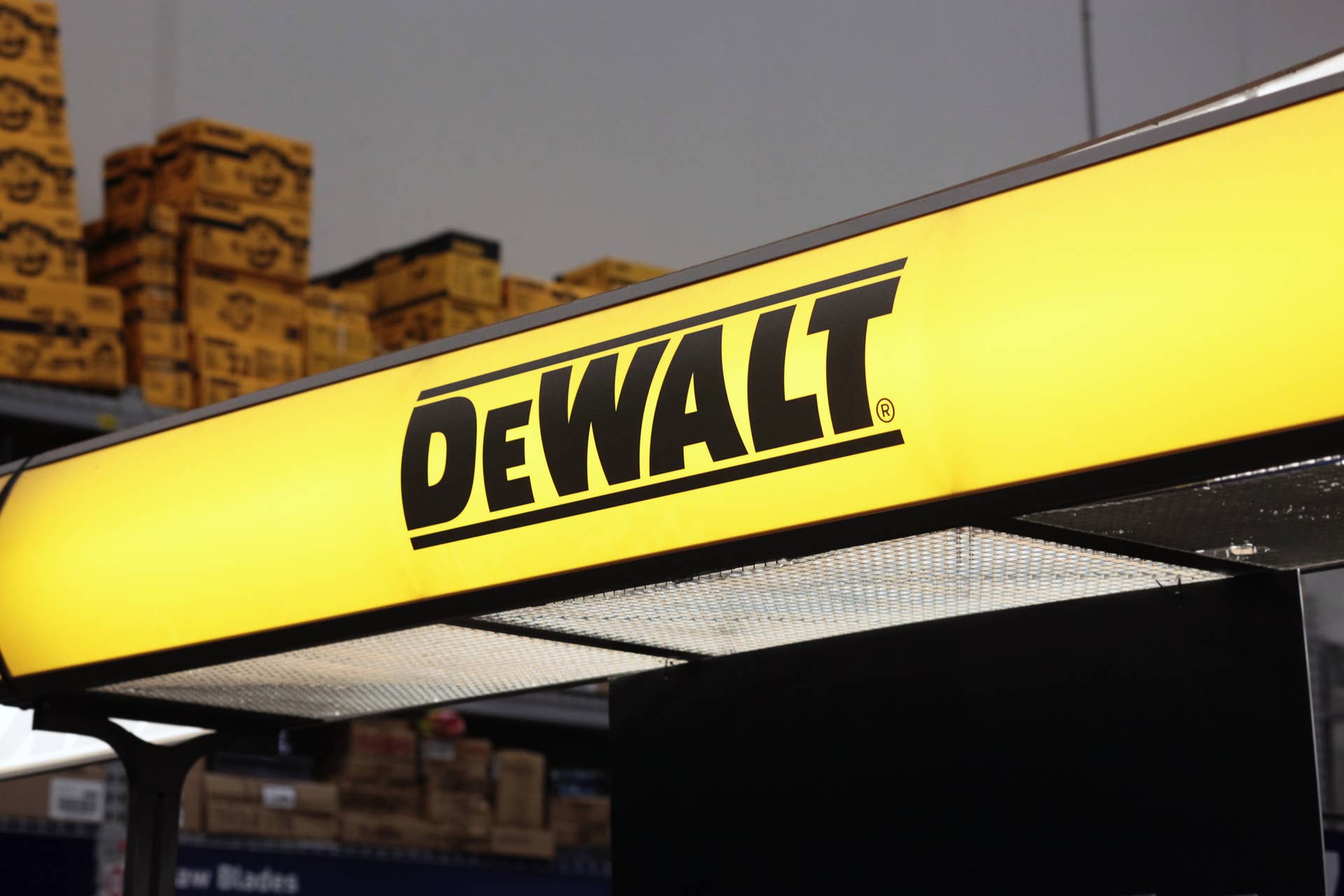 DeWalt drill draws Amazon shoppers