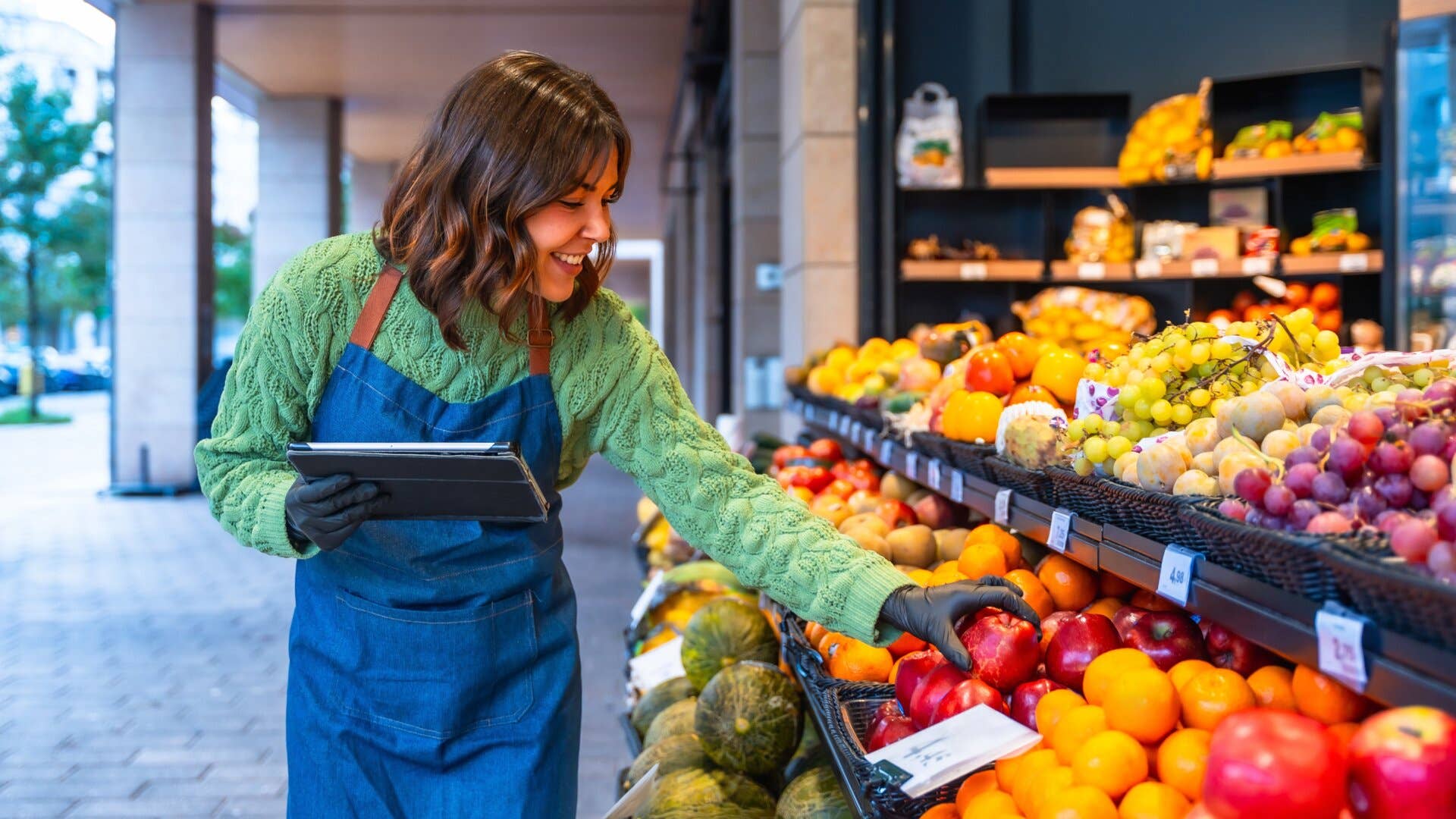Major grocery store supplier delivers harsh message to workers - TheStreet
