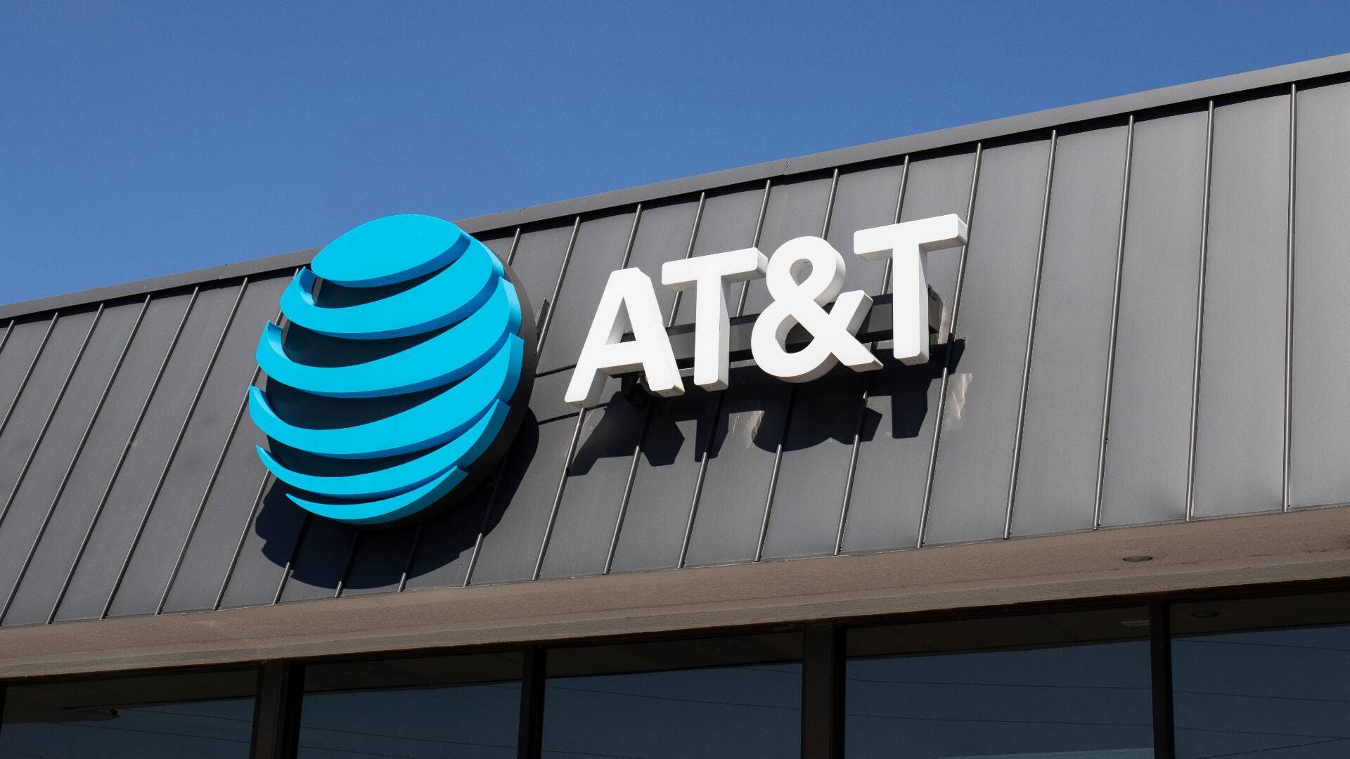 AT&T closes billion-dollar acquisition to win back customers - TheStreet