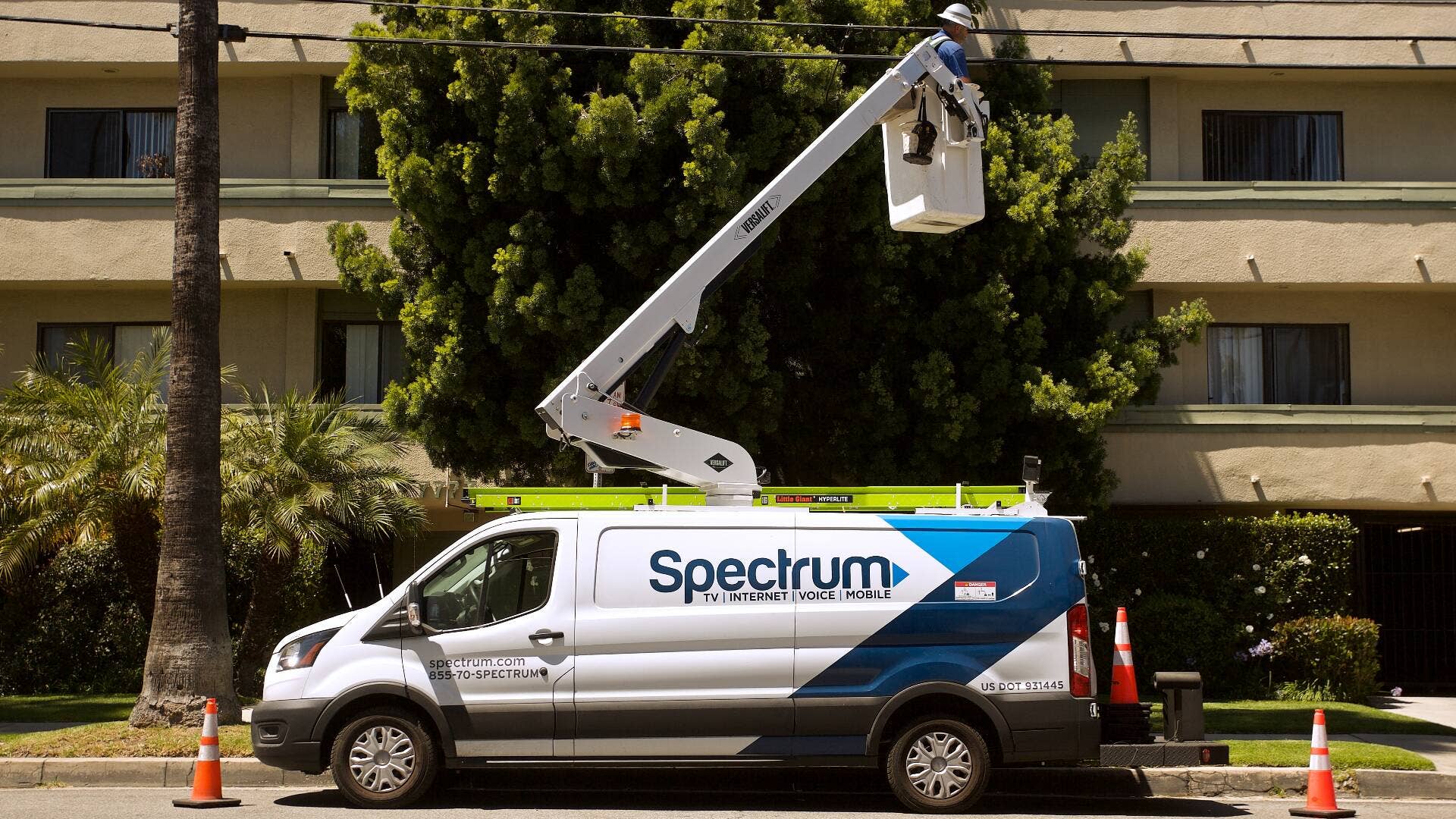 Spectrum revamps internet service as customers exit - TheStreet
