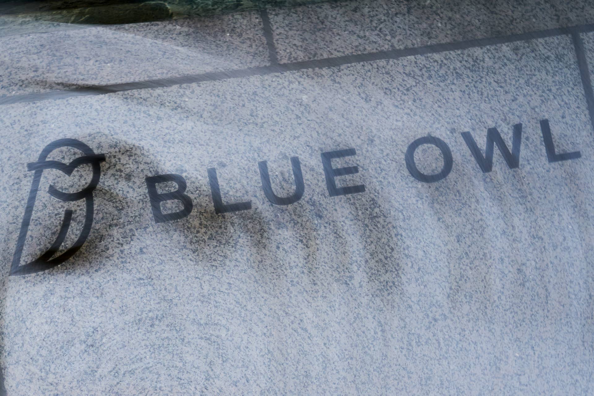 Blue Owl’s $1.4 Billion Loan Sale Tests Private Credit Valuations ...