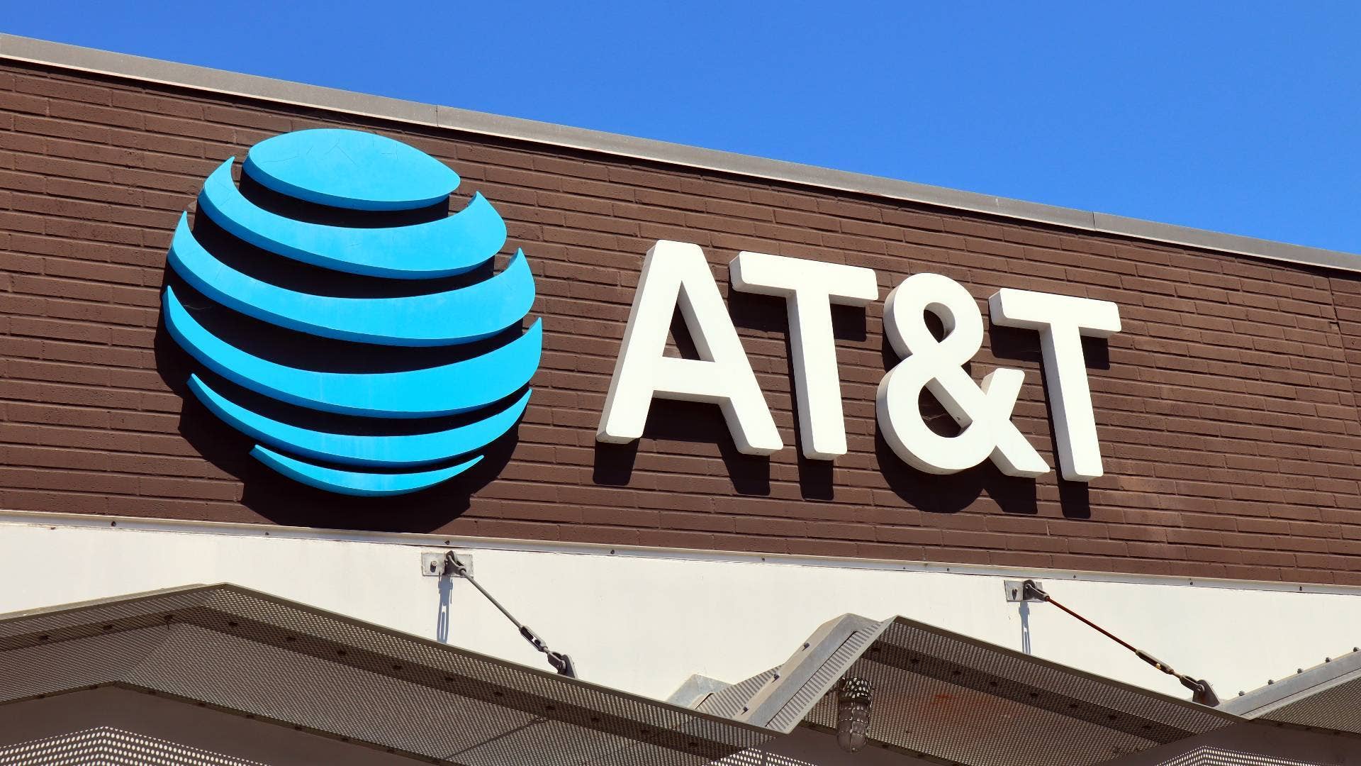 AT&T customers threaten to leave after latest warning - TheStreet