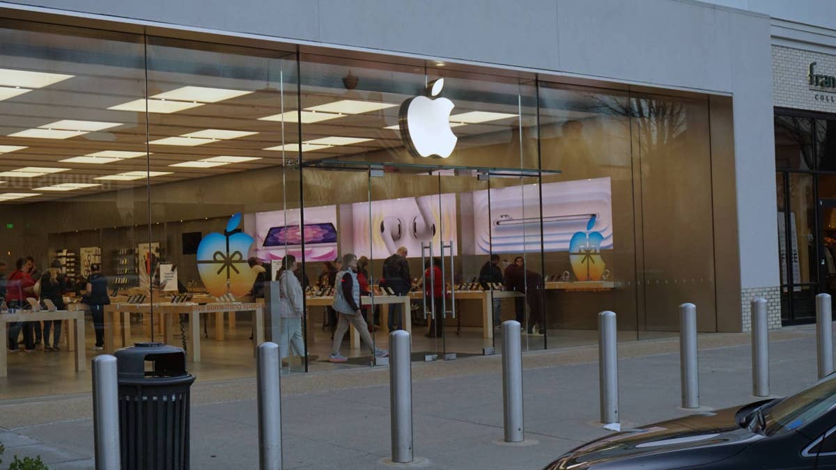 Apple is closing down first of its U.S. stores