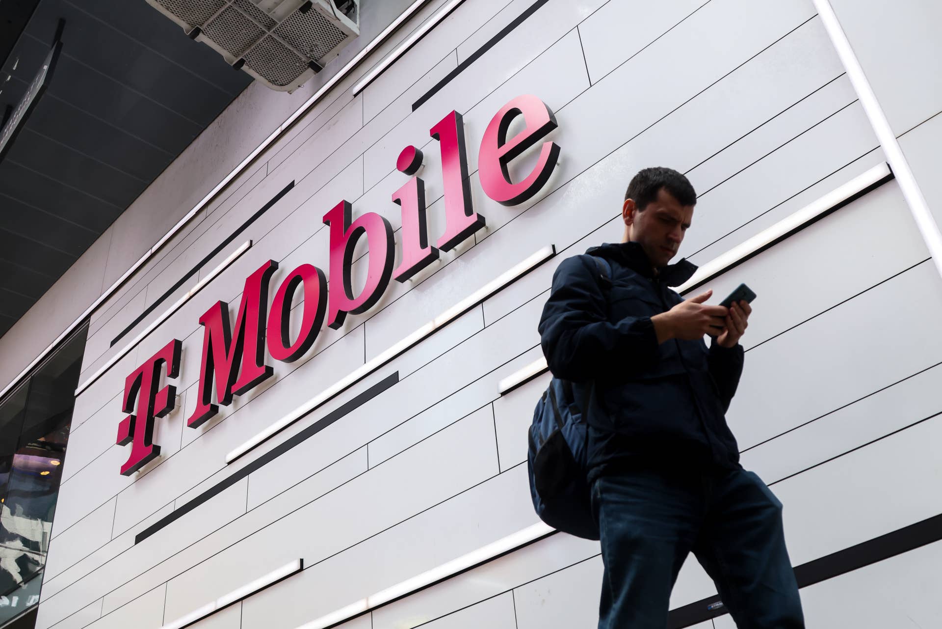 T-Mobile rolls back 2 customer discount changes after backlash
