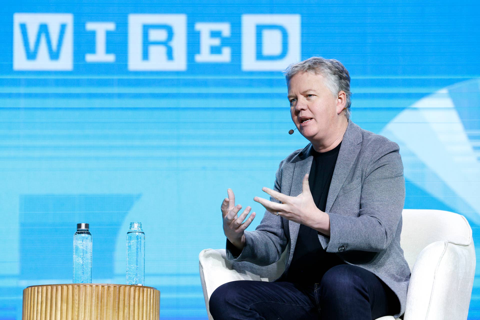 الرئيس التنفيذي لشركة Cloudflare يختلف مع Bezos بشأن وظائف Al والولايات المتحدة