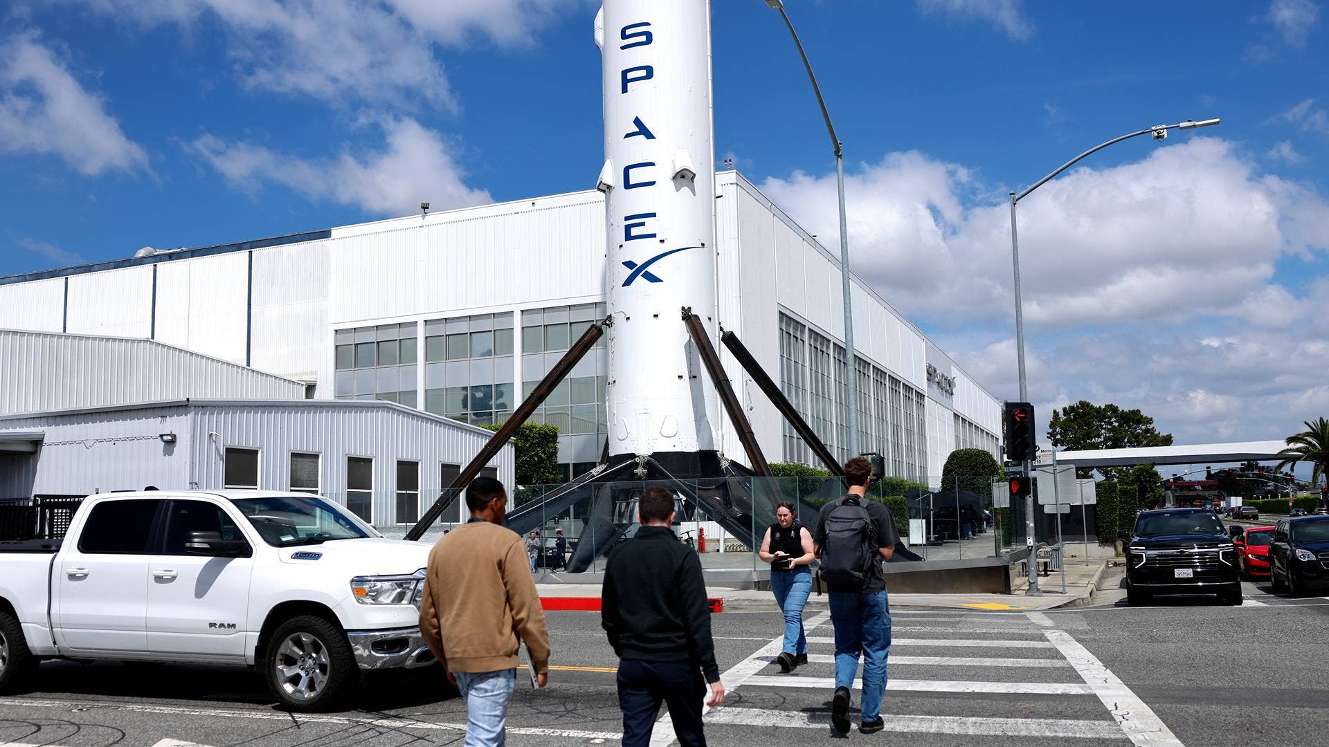 إيلون ماسك يوجه رسالة مفاجئة حول الاندماج بين SpaceX وTesla