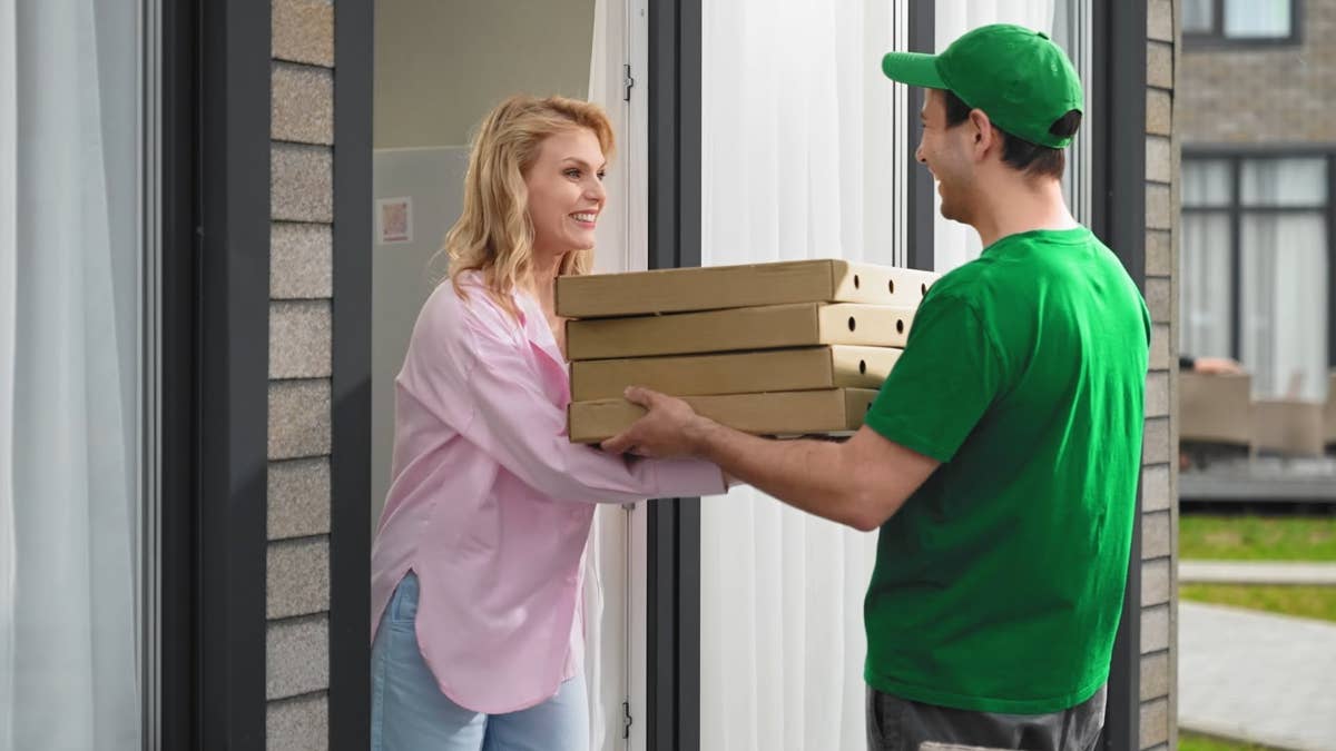 Pizza Hut rival also closing hundreds of restaurants