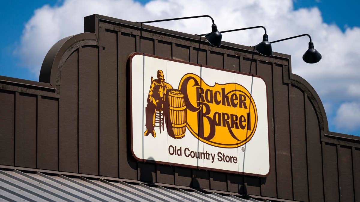 Veteran analyst drops scathing 2-word take on Cracker Barrel after controversy