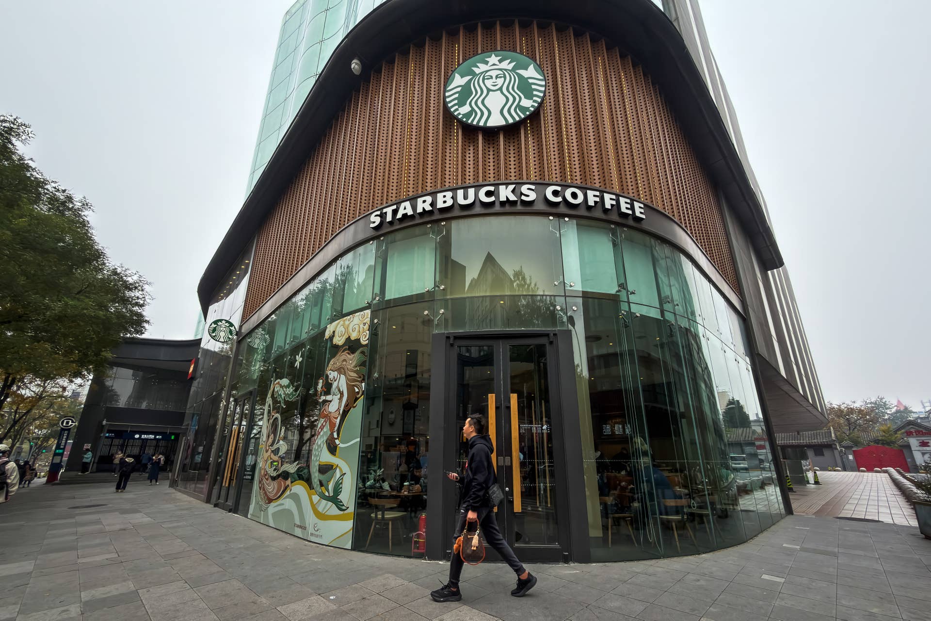 Starbucks plans 5,000 new stores, but they won’t look the same