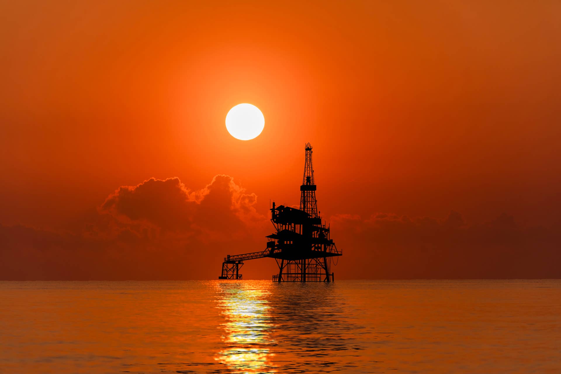 Oil's 4% spike revives Wall Street's rate-hike fear