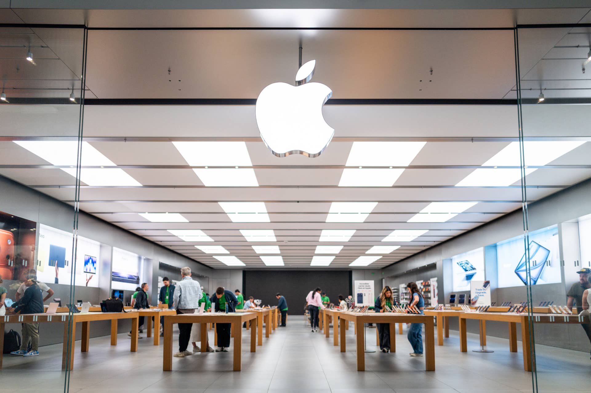 Apple announces store closures amid major retail problem