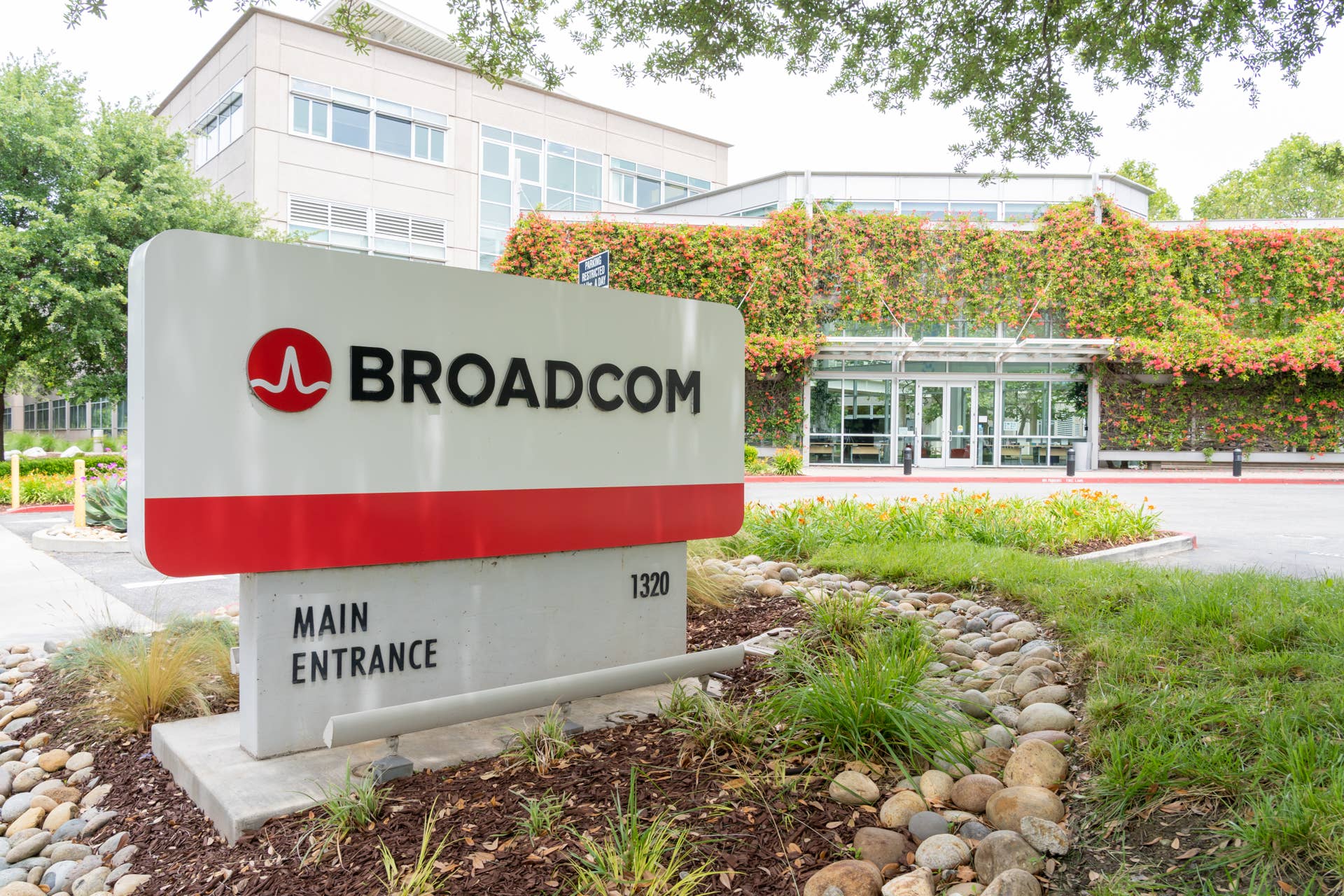 5-star analyst resets Broadcom stock price target | AVGO - TheStreet