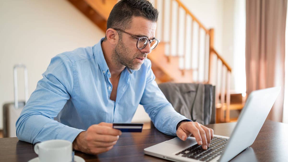 U.S. credit card debt sets troubling record