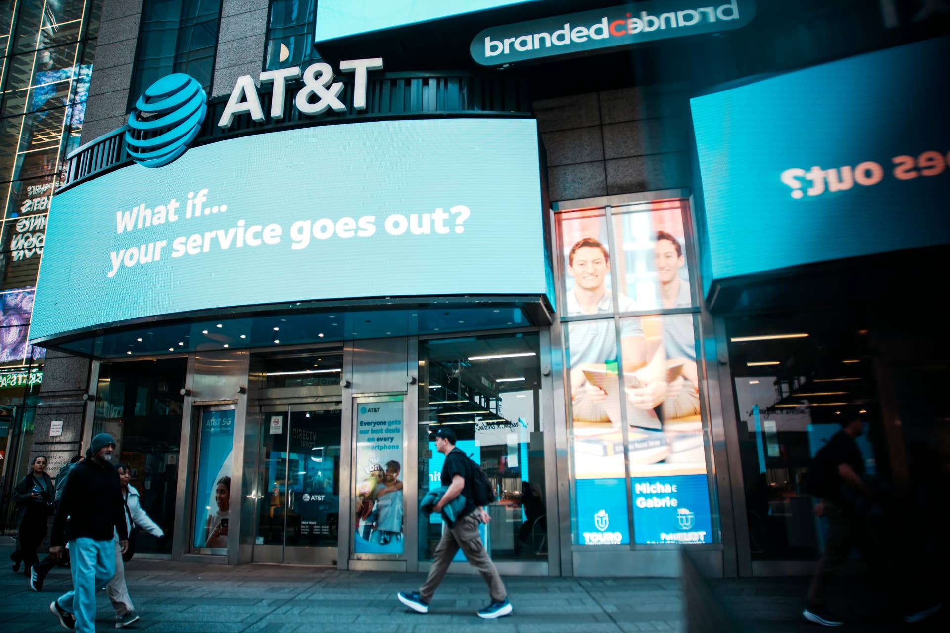 AT&T leaves rivals flat-footed as bankrupt carrier folds | T - TheStreet
