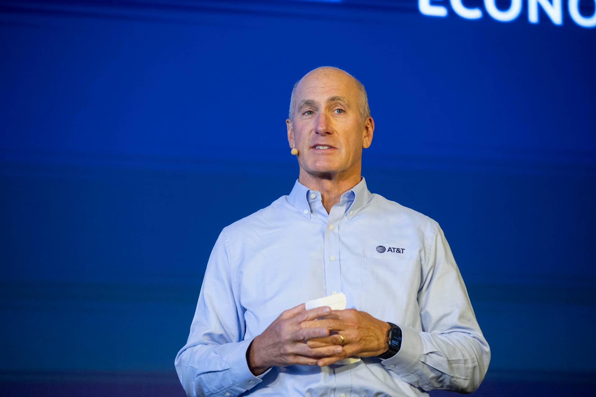 AT&T leaves rivals flat-footed as bankrupt carrier folds | T - TheStreet