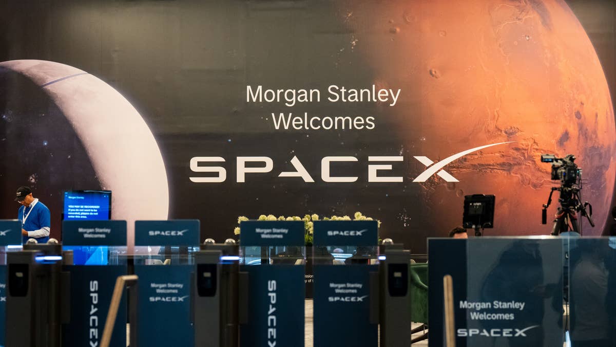 Top wireless stock remains Wall Street favorite amid space risk