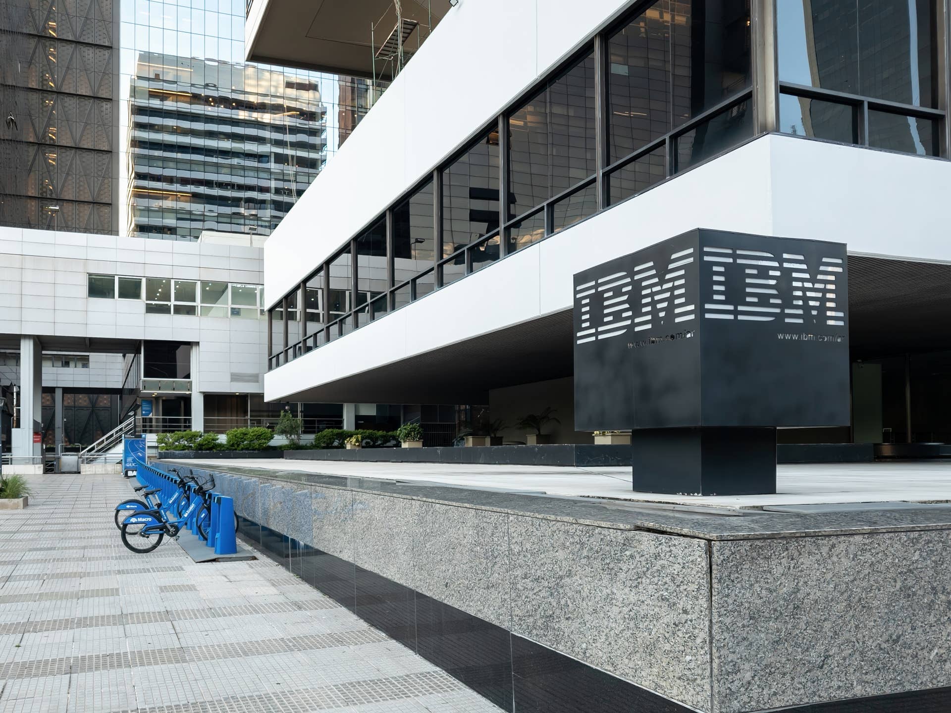 Oppenheimer sends warning on IBM after shares crash - TheStreet