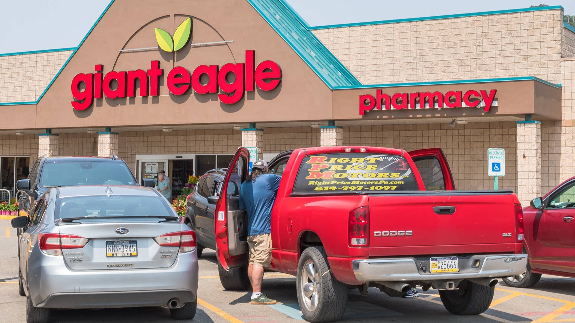 Giant Eagle drops prices on 300 items before its sale