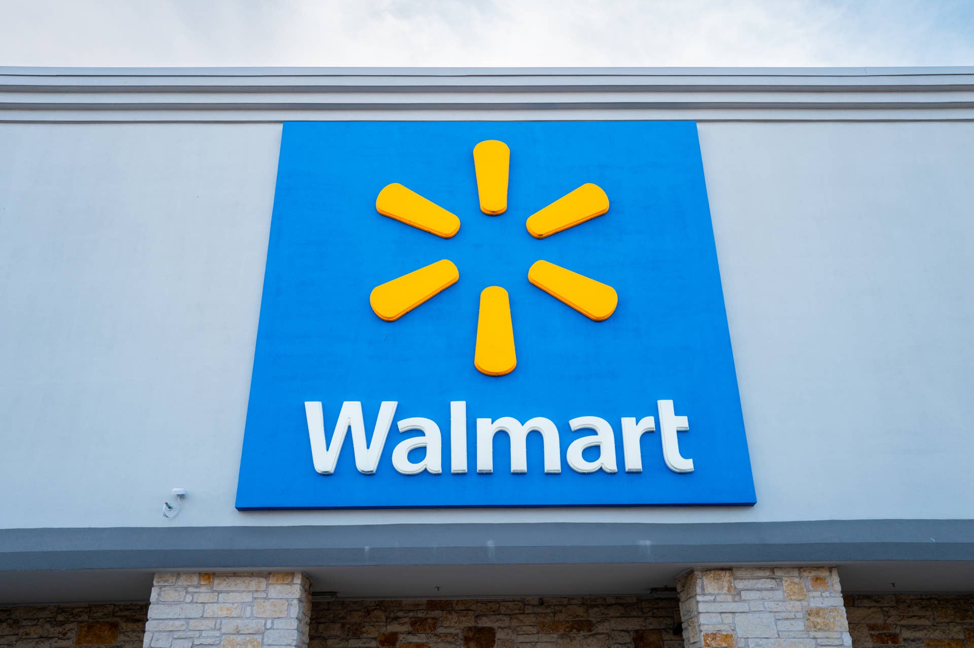 Does Walmart pay dividends? Its yield & payouts explained