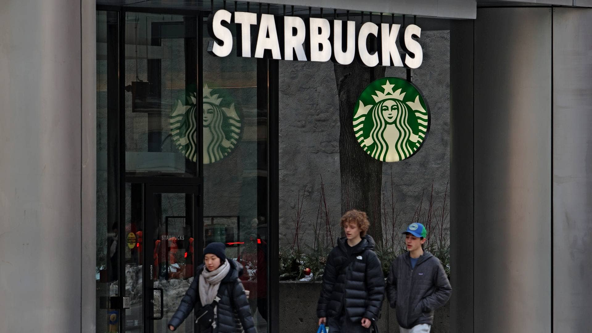 Starbucks CEO silently repeats Chipotle's playbook