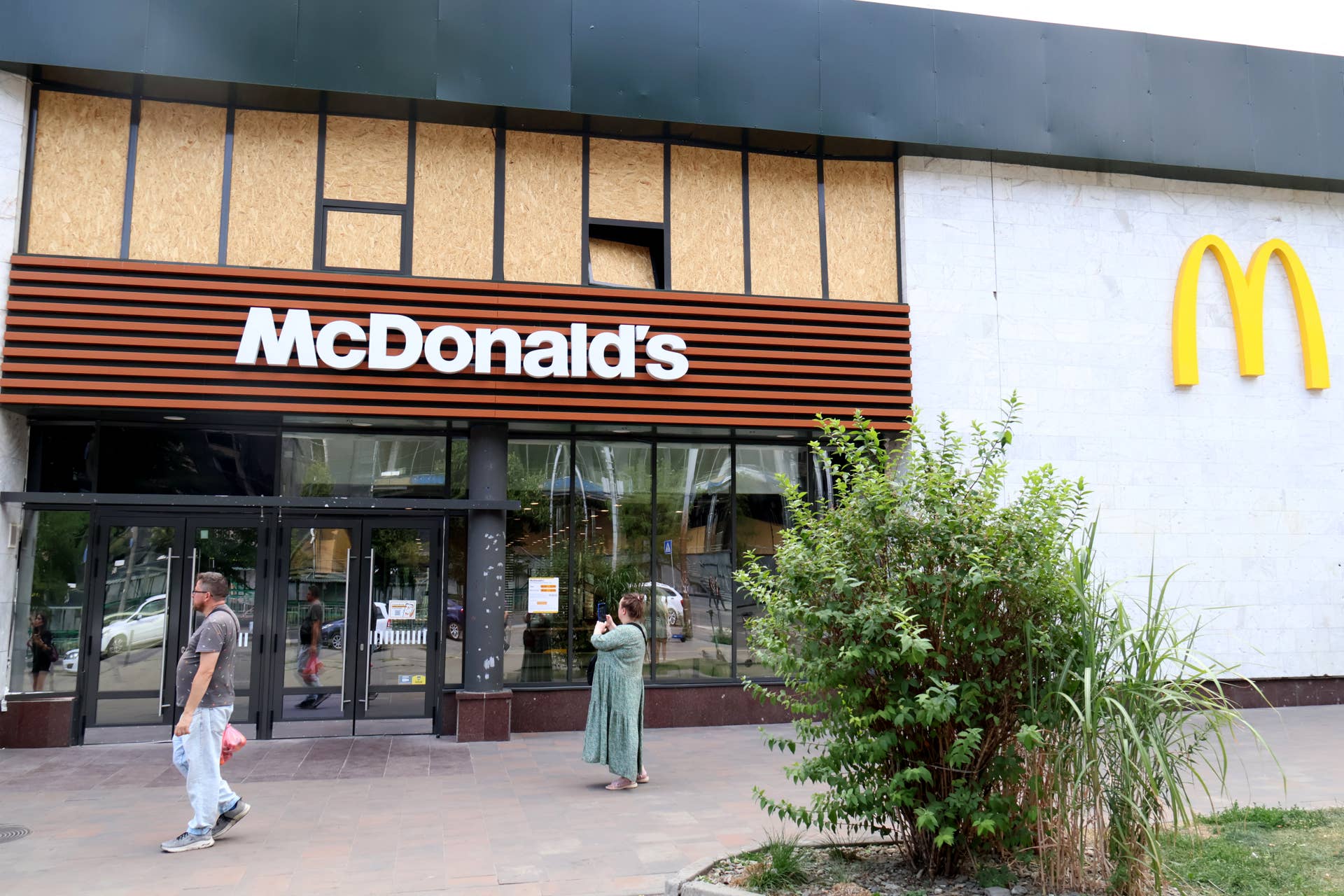McDonald's delays store expansion plans