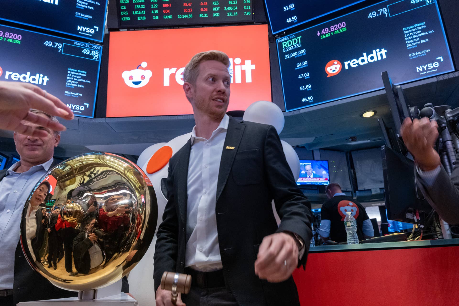 Google traffic wobble sends major signal for sinking Reddit stock