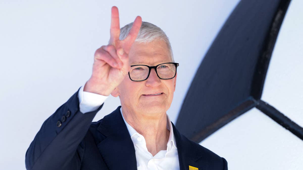 Apples record iPhone boom just became a Wall Street trap