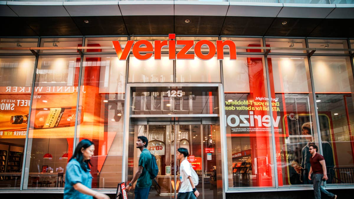 AT&T stands to gain as Verizon loses a customer related battle