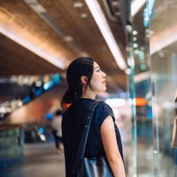 Clothing retailer returns to brick and mortar stores after 7 years