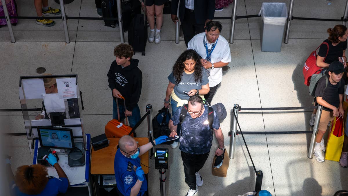 Another airline cuts snacks and beverages on hundreds of flights
