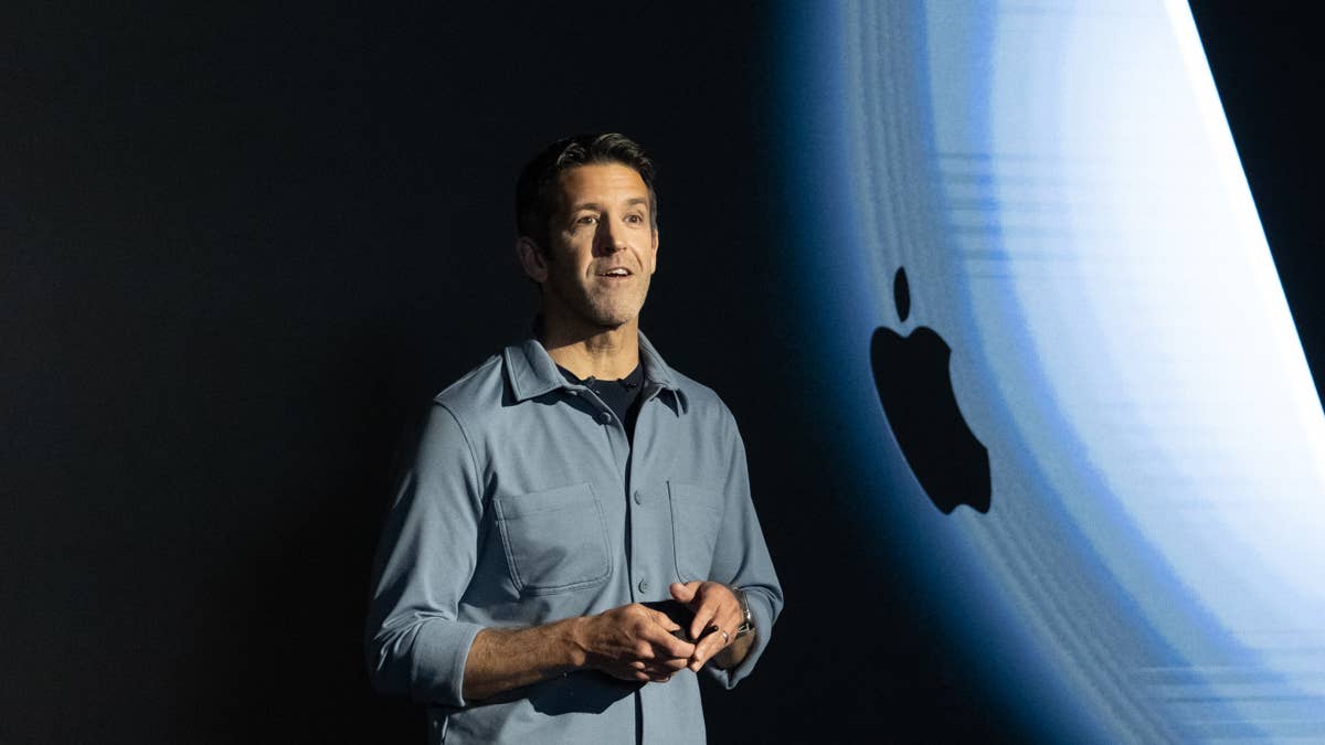 Louis Navellier's Apple stock rating shifts massively ahead of 'surprise and shine' event