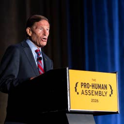 U.S. senator sends 7-word doomsday AI warning amid industry panic