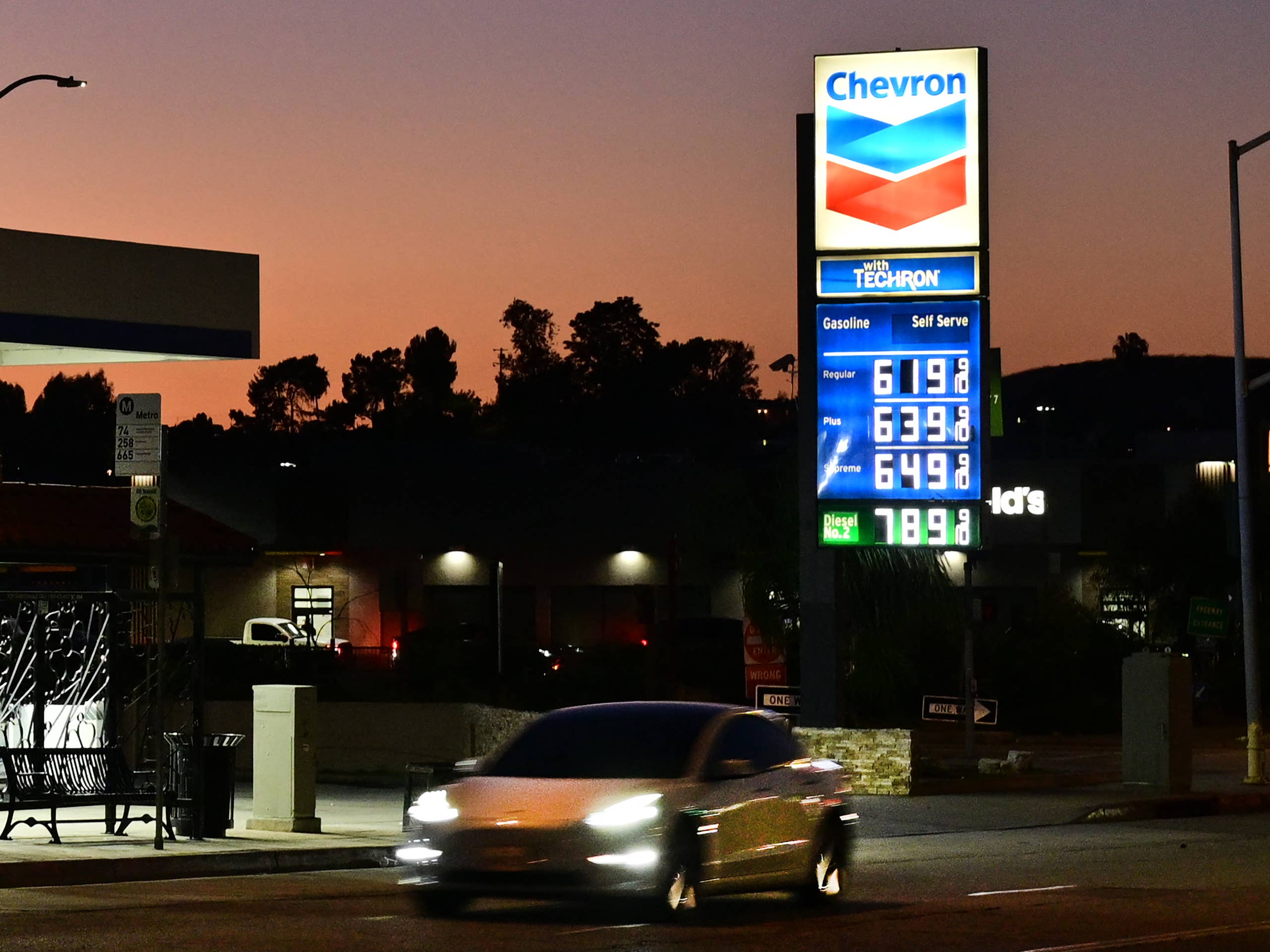 Refinery Bottlenecks Drive 8-12% Freight Cost Surge | Seller Logistics Strategy 2025